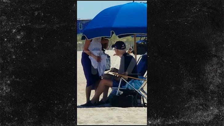 Le président Biden et la première dame profitent d’une journée ensoleillée à la plage