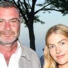 Liev Schreiber tient la main de sa femme enceinte Taylor