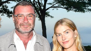 Découvrez les nouvelles photos de Liev Schrieber et Taylor Niesen dans les Hamptons