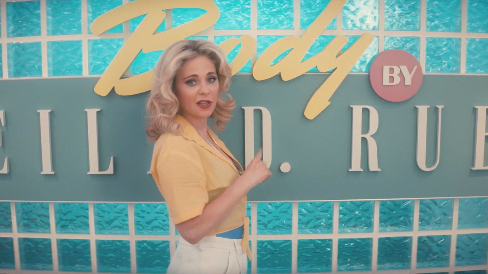 Zooey Deschanel rejoint la saison 3 de Physique sur Apple TV+ ! Découvrez la rencontre inattendue entre Rose Byrne et Zooey Deschanel dans cette comédie noire.