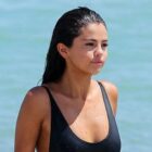 Selena Gomez brille en maillot de bain rose alors qu'elle
