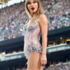 Taylor Swift rit en chantant une chanson dont on dit