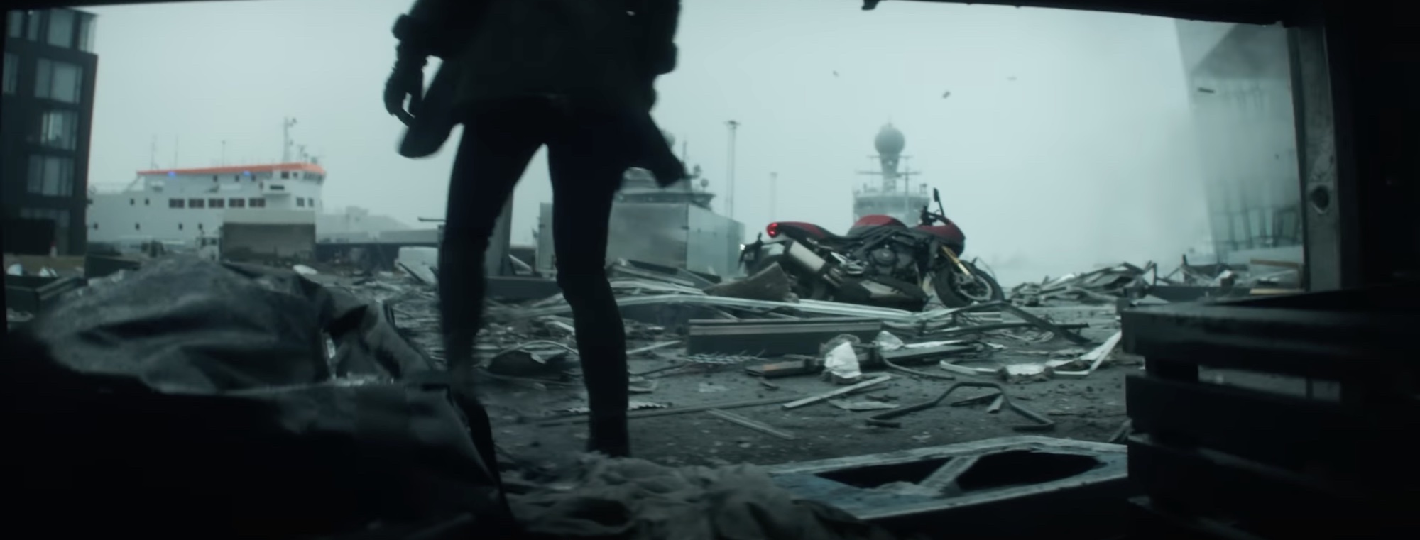 Triumph Speed Triple 1200 RR brille dans le film “Heart of Stone” sur Netflix (2023)