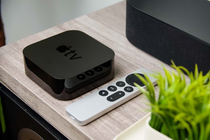 Apple TV 4K posé sur un meuble multimédia