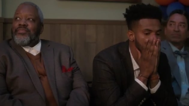 Aron face à un dilemme dans un extrait exclusif de Grown-ish