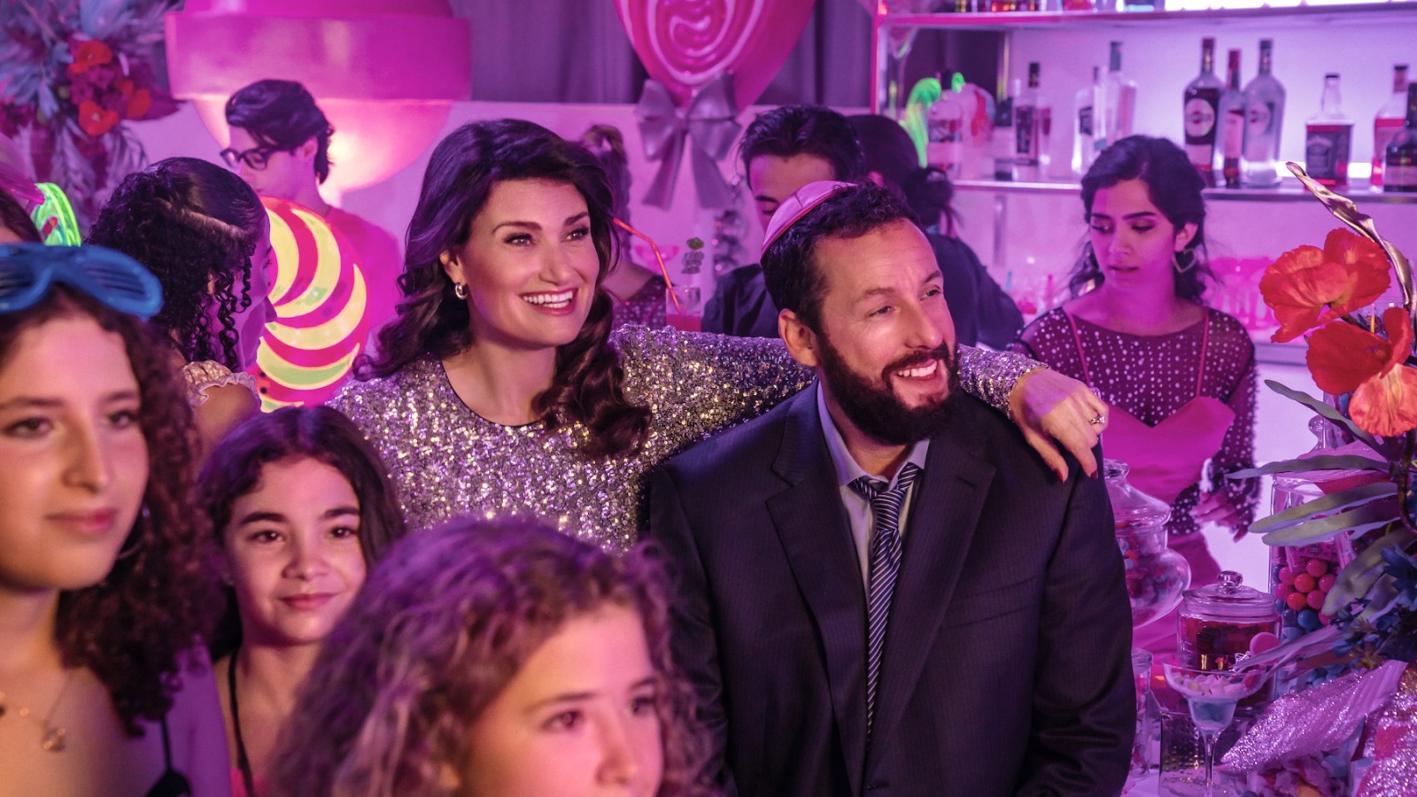 Adam Sandler célèbre sa “Bat Mitzvah” sur Netflix – Une douce affaire familiale juive – Rolling Stone.