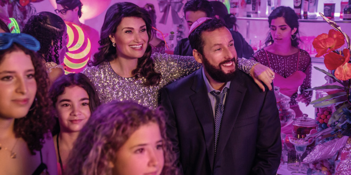 Adam Sandler dévoile la bande-annonce de son film Netflix sur le drame de la bat mitsva avec ses vraies filles.