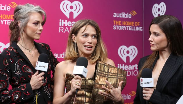 Bethany Joy Lenz raconte 10 ans passés dans une secte, révèle les tentatives de sauvetage de ses partenaires de One Tree Hill.