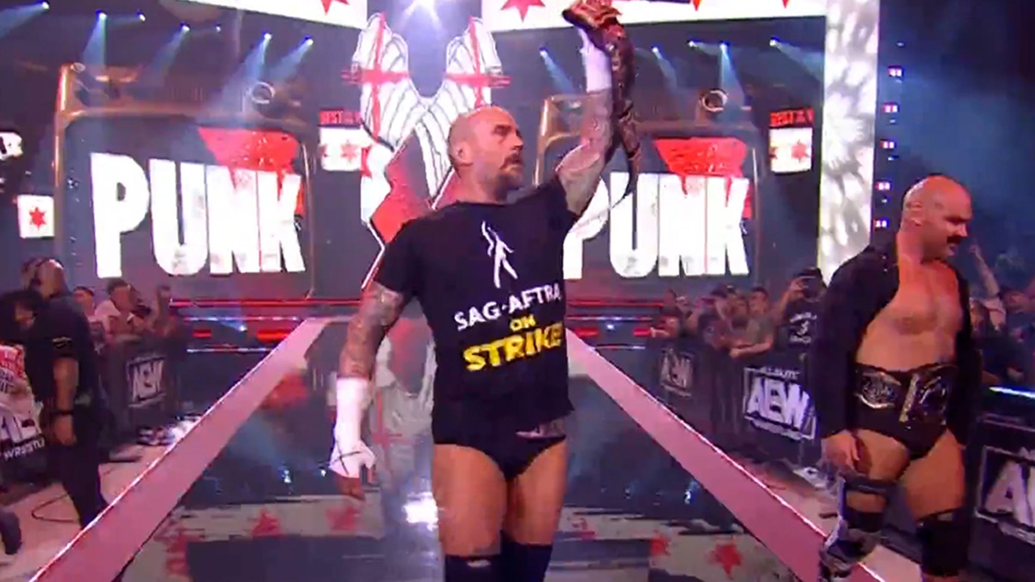CM Punk soutient les acteurs en grève, porte un t-shirt SAG-AFTRA sur le ring