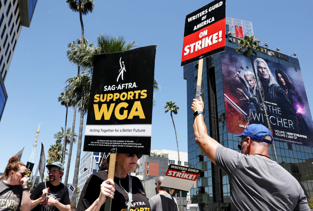 Changements de dates pour les premières, les prix et les tapis rouges à cause des grèves SAG-AFTRA & WGA