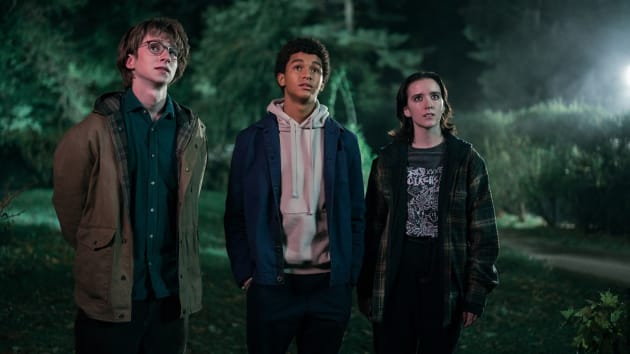 Critique de la première de la série Shelter de Harlan Coben : Un mystère palpitant et captivant pour les ados, avec émotion.