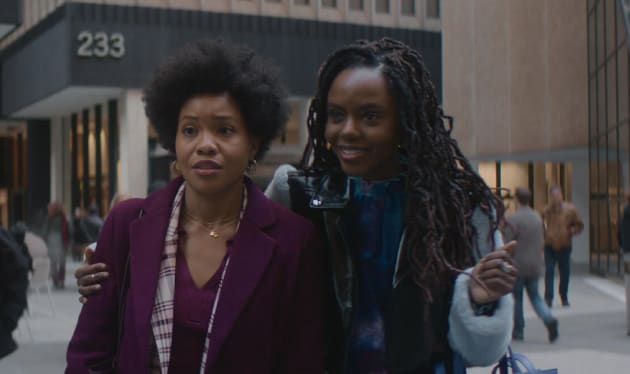 Découvrez la bande-annonce officielle de l’adaptation du roman “The Other Black Girl” sur Hulu.