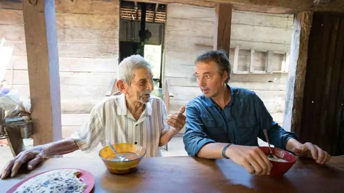 Découvrez les secrets des Blue Zones sur Netflix pour vivre jusqu’à 100 ans
