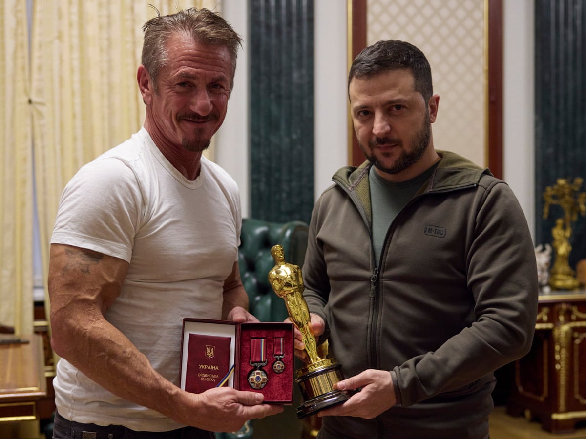 Documentaire de Sean Penn sur Zelensky-Ukraine produit par Susan Zirinsky, ex-cheffe de CBS News, en première le mois prochain
