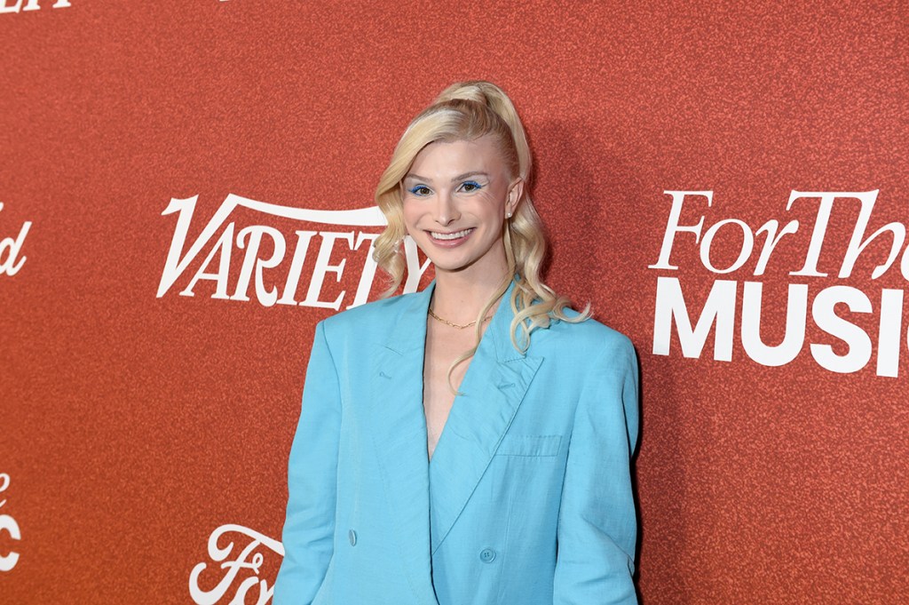 Dylan Mulvaney porte un Blazer Dress pour Variety Power of Young Hollywood – WWD.