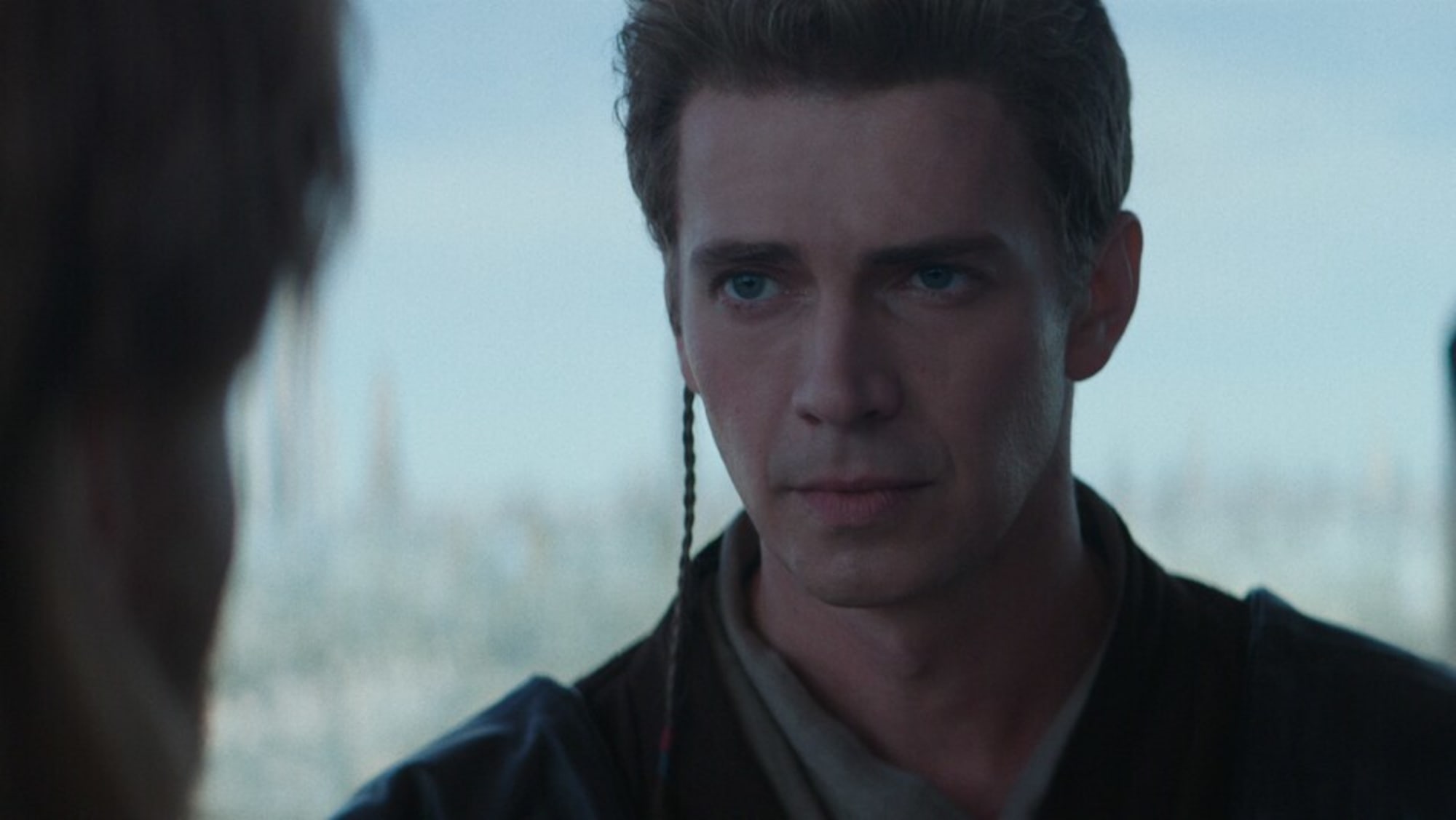 Hayden Christensen de retour en Anakin dans l’éblouissant poster “Ahsoka”.
