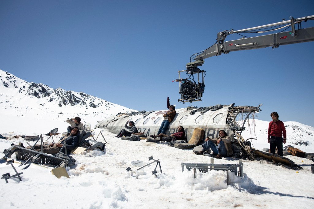 J.A. Bayona discute du film Netflix sur le crash d’avion “Society Of The Snow” – Deadline