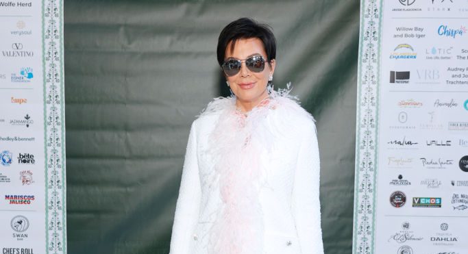 Kris Jenner brille en Chanel tout en blanc au gala TIAH à Los Angeles – WWD
