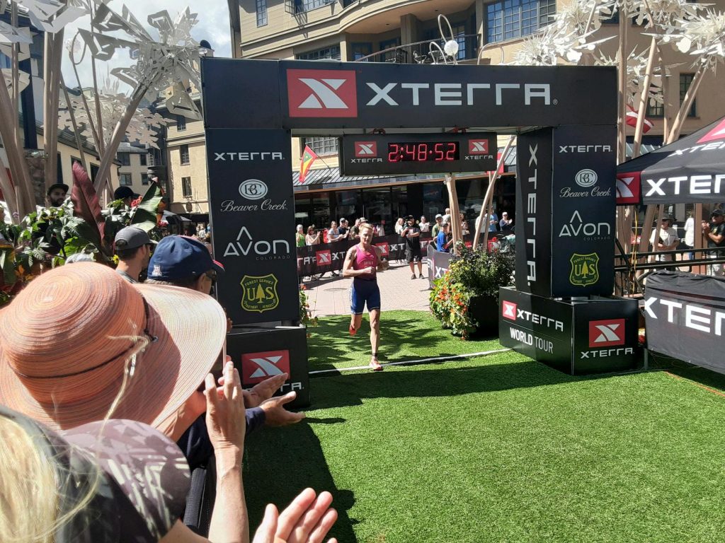 La joyeuse Lesley Paterson, co-auteure de “All Quiet on the Western Front” sur Netflix, reste championne XTERRA Beaver Creek.