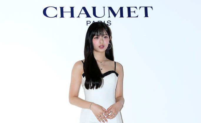 La petite robe blanche YCH de Hanni Dons chez NewJeans pour l’événement Chaumet – WWD