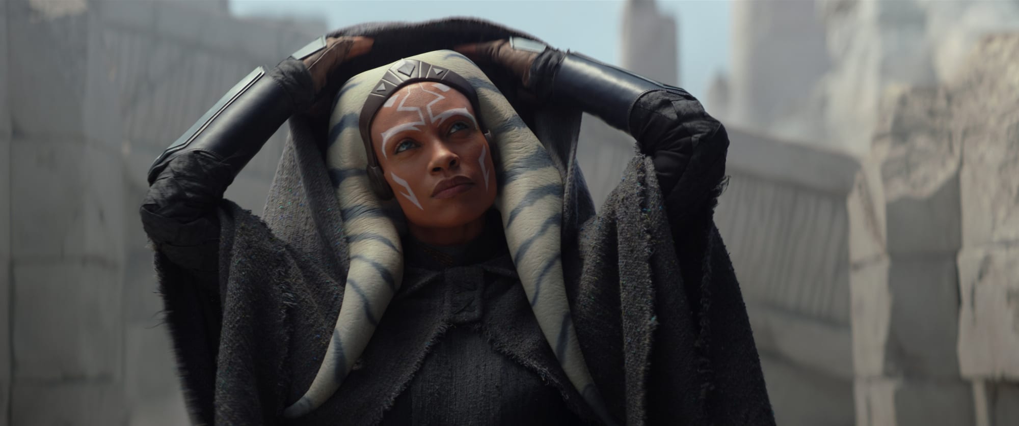 L’inspiration de Gandalf dans Le Seigneur des Anneaux pour le parcours d’Ahsoka, selon Rosario Dawson.