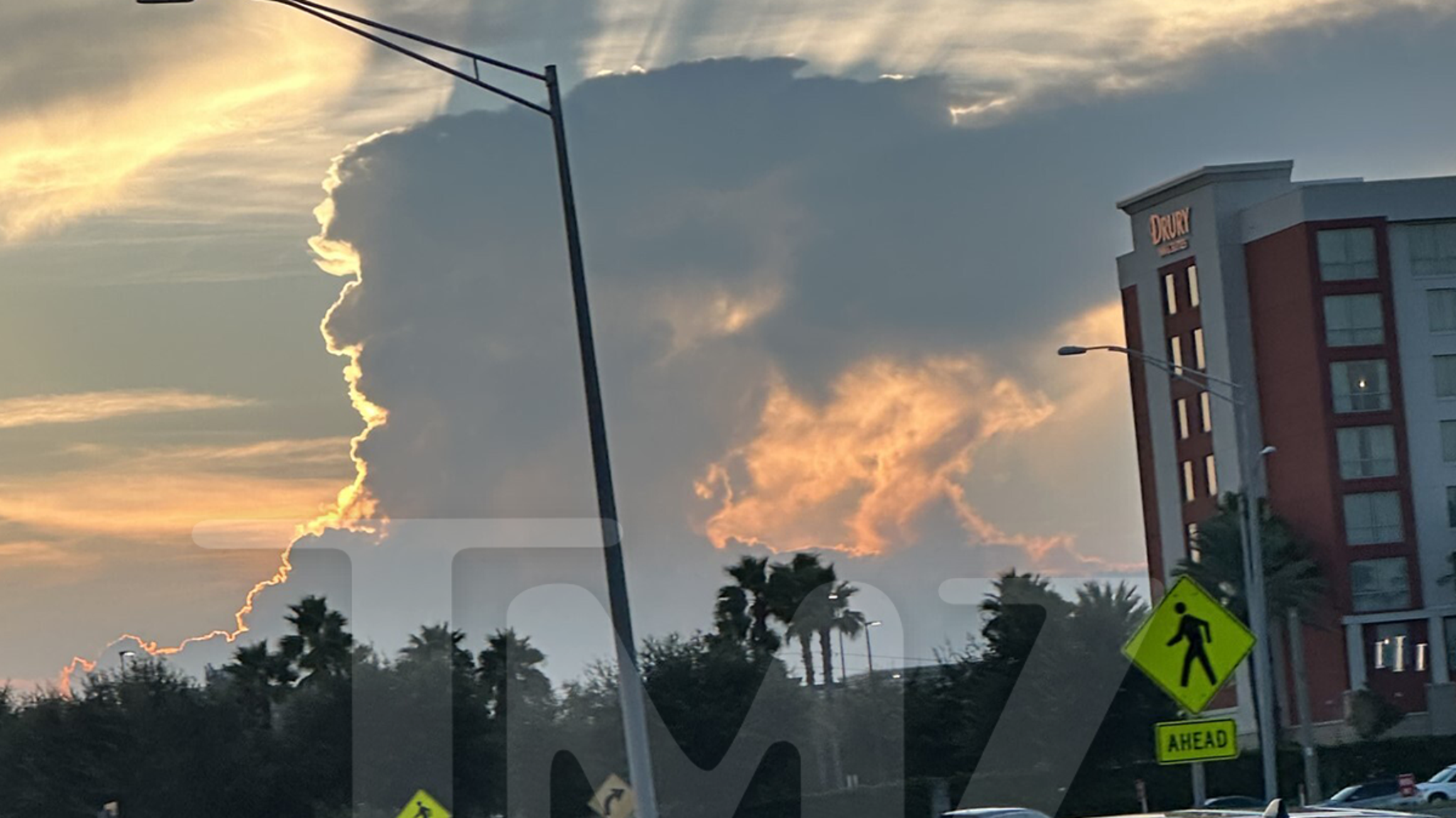 Nouveau : Apparition d’un nuage en forme de Donald Trump à Orlando après sa photo d’identité judiciaire