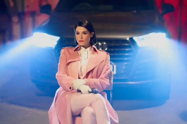 Photos exclusives : Découvrez les premières images de la nouvelle série de braquage de Hulu – Annulations et renouvellements des séries TV.