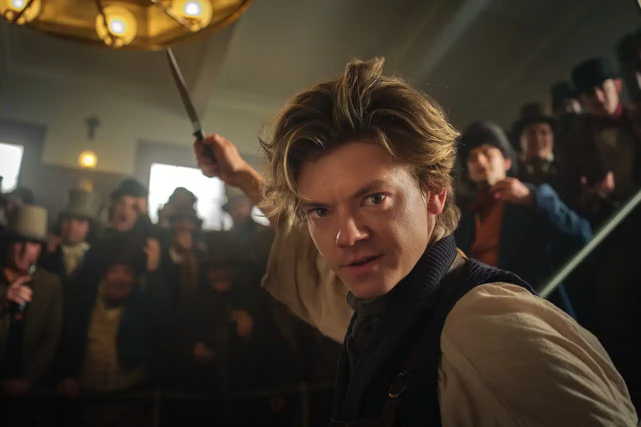 Premières photos de The Artful Dodger : Sortie prévue en novembre sur Hulu – séries TV annulées et renouvelées.