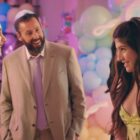 You Are So Not Invited To My Bat Mitzvah. (L to R) Idina Menzel as Bree Friedman, Samantha Lorraine as Lydia Rodriguez Katz, Adam Sandler as Danny Friedman, Sunny Sandler as Stacy Friedman and Sadie Sandler as Ronnie Friedman in You Are So Not Invited To My Bat Mitzvah. Cr. Courtesy of Netflix © 2023.