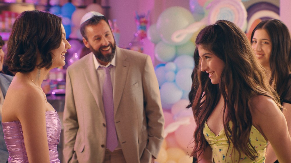 Réalisatrice du film “You Are So Not Invited to My Bat Mitzvah” parle de la famille Sandler