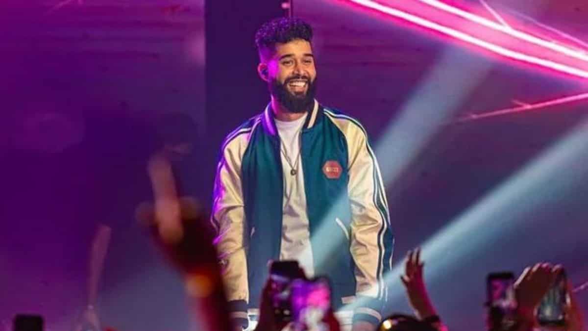 Sensationnel concert surprise du chanteur indo-canadien AP Dhillon dans un restaurant de Delhi