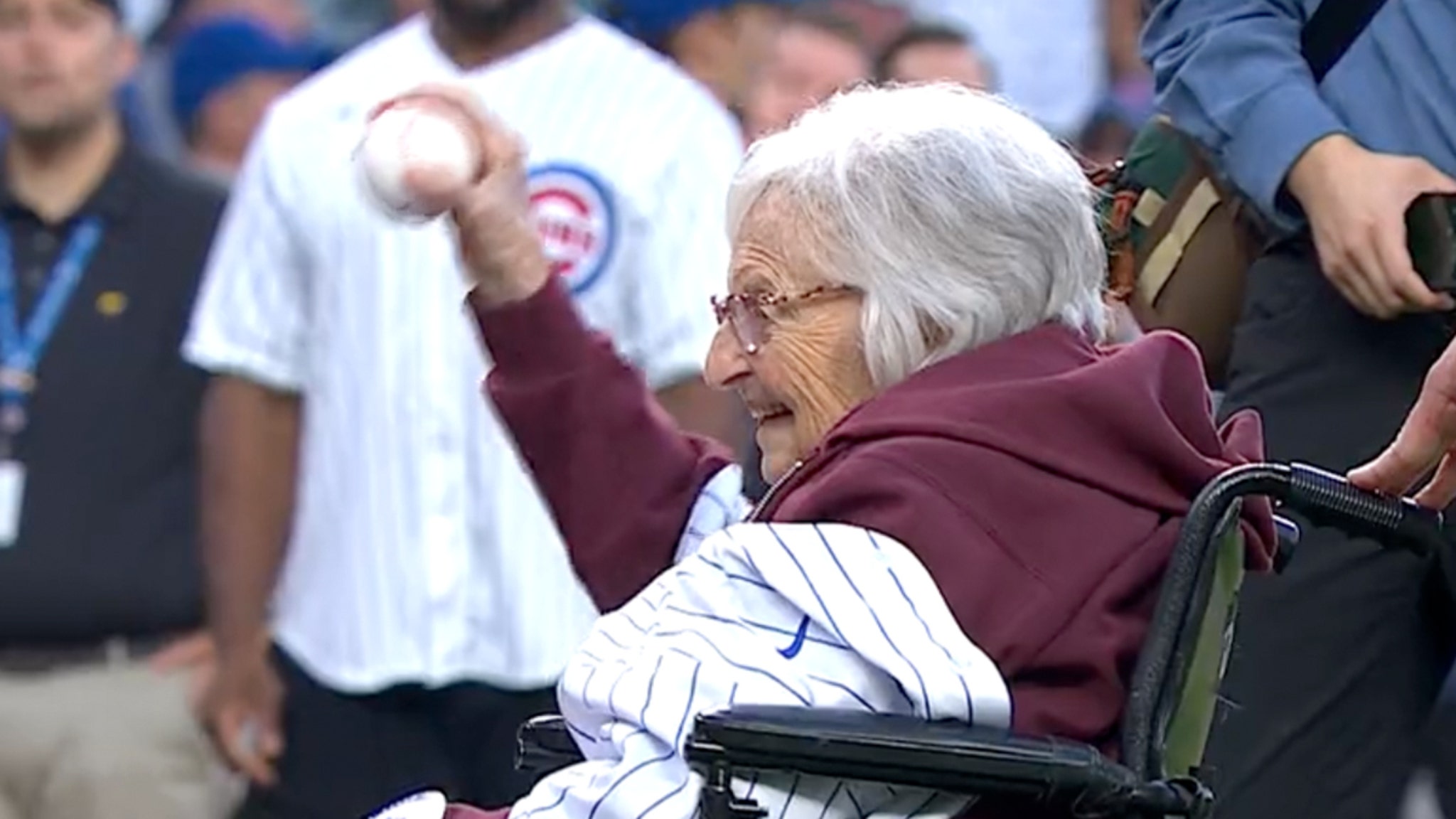 Soeur Jean, 104 ans, lance le 1er lancer au match Brewers-Cubs !