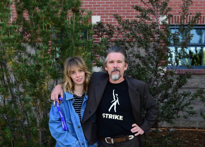 Ethan Hawke soutient la grève SAG lors de la première de “Wildcat”