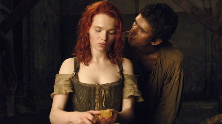 Rachel Hurd-Wood et Ben Whishaw dans Parfum : Histoire d'un meurtrier.