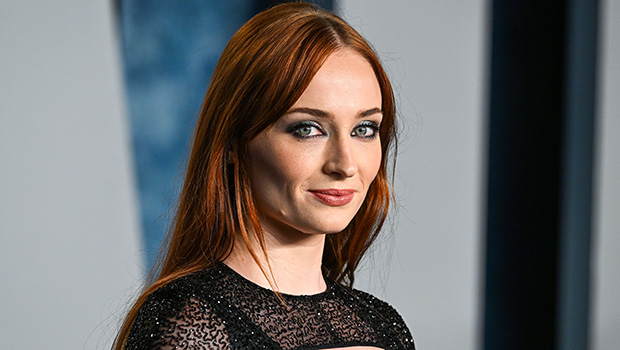 Sophie Turner sourit en tournant malgré le dépôt de divorce de Joe Jonas