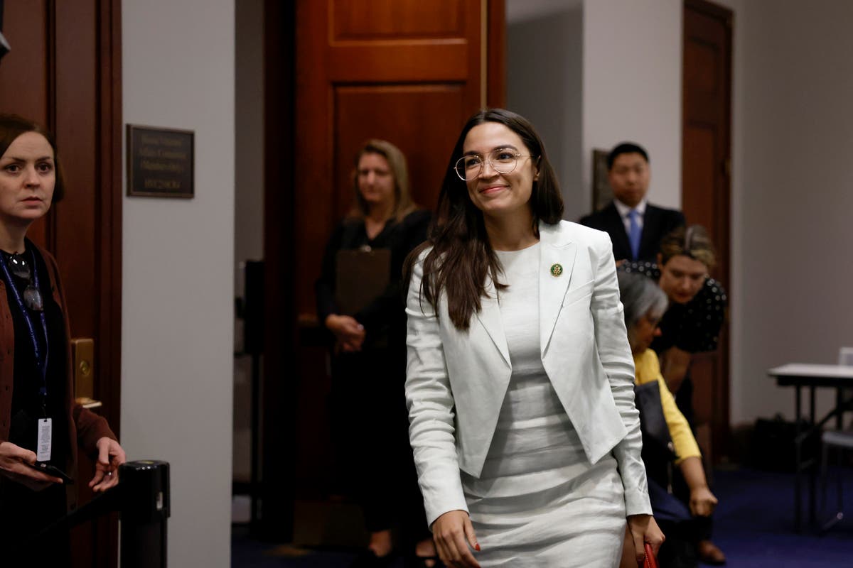 AOC critique la reprise des émissions de télévision malgré la grève des scénaristes : “Je ne soutiens pas ceux qui franchissent les lignes de piquetage”