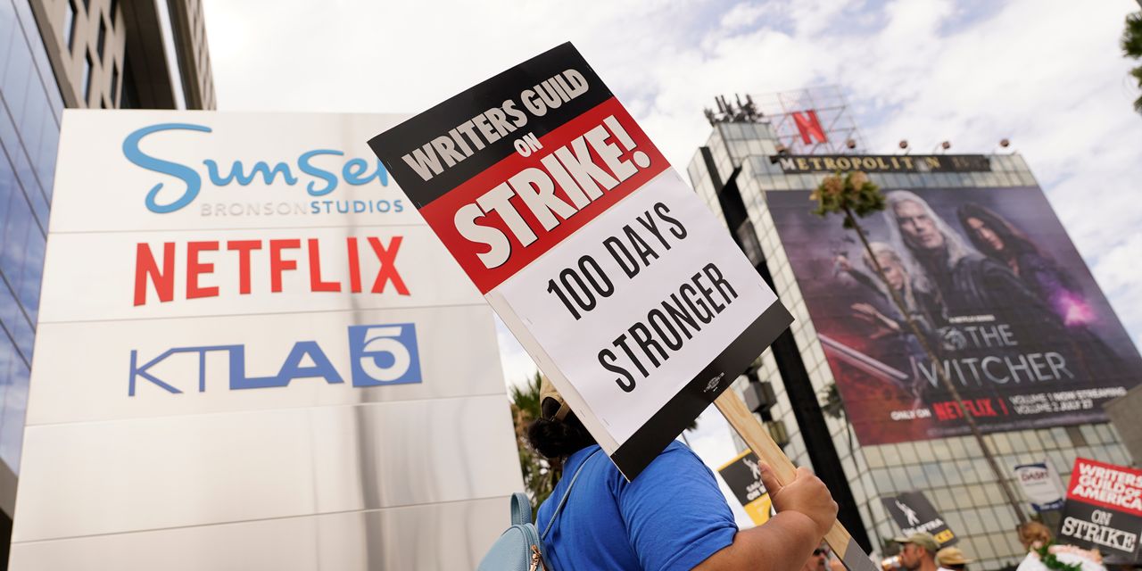 CFO de Netflix inquiet des grèves à Hollywood et des marges faibles : chute des actions