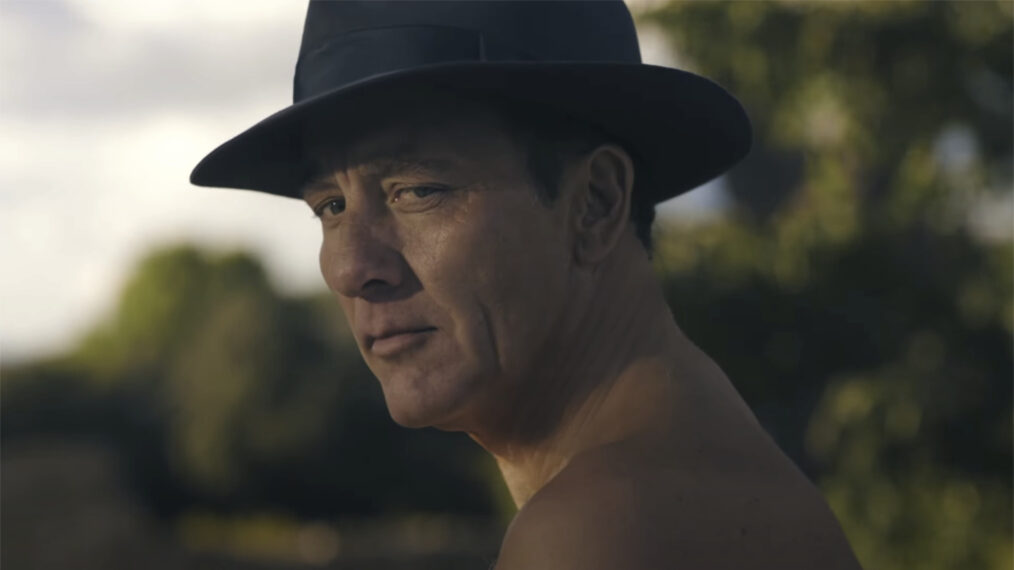Clive Owen incarne le détective du Faucon Maltais (VIDÉO)