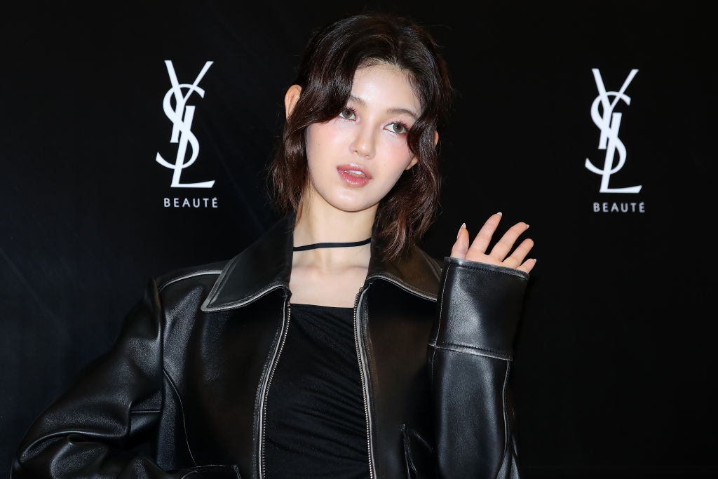 Danielle de NewJeans dévoile sa petite robe noire pour l’ouverture éphémère de YSL – WWD