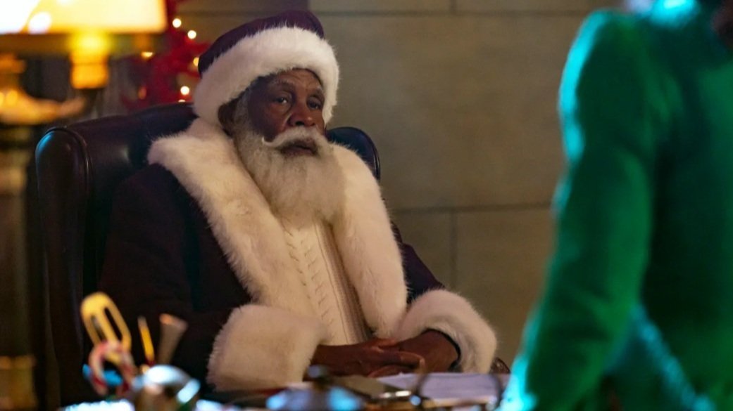 Danny Glover en Père Noël dans la bande-annonce de Noël du film LES NEUF VILAINS sur Disney+ – GeekTyrant
