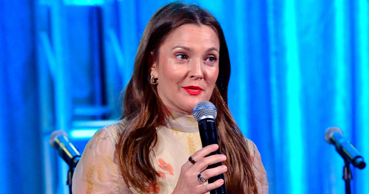 Drew Barrymore dit qu’elle ne reprendra pas son talk show suite aux grèves suite à des réactions négatives.