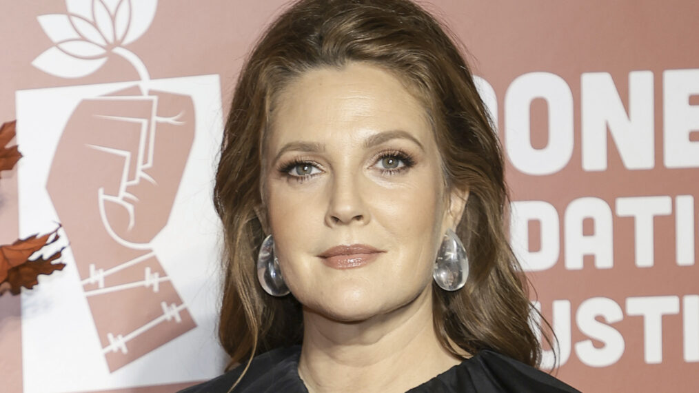 Drew Barrymore retarde le retour de son talk-show suite à la controverse, offre ses excuses sincères.