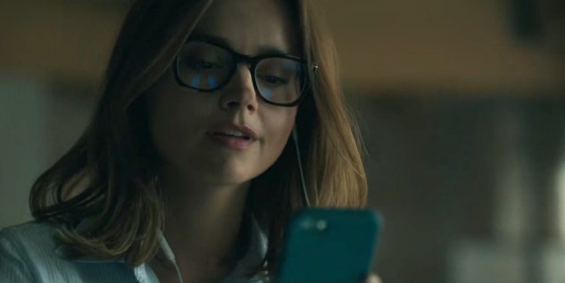 Écoutez “Dance, Dance, Dance” de Lykke Li dans Wilderness, Saison 1 Episode 1 pendant que Liv travaille sur son ordinateur.