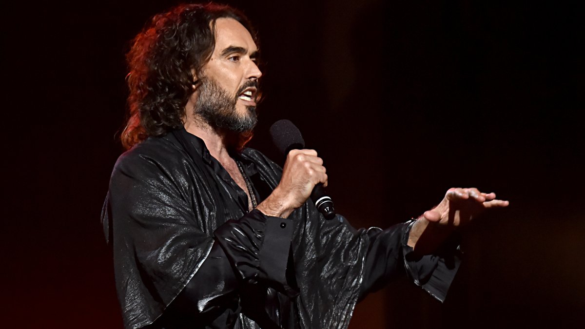 Enquête de la police britannique suite à des accusations contre Russell Brand – NBC 5 Dallas-Fort Worth