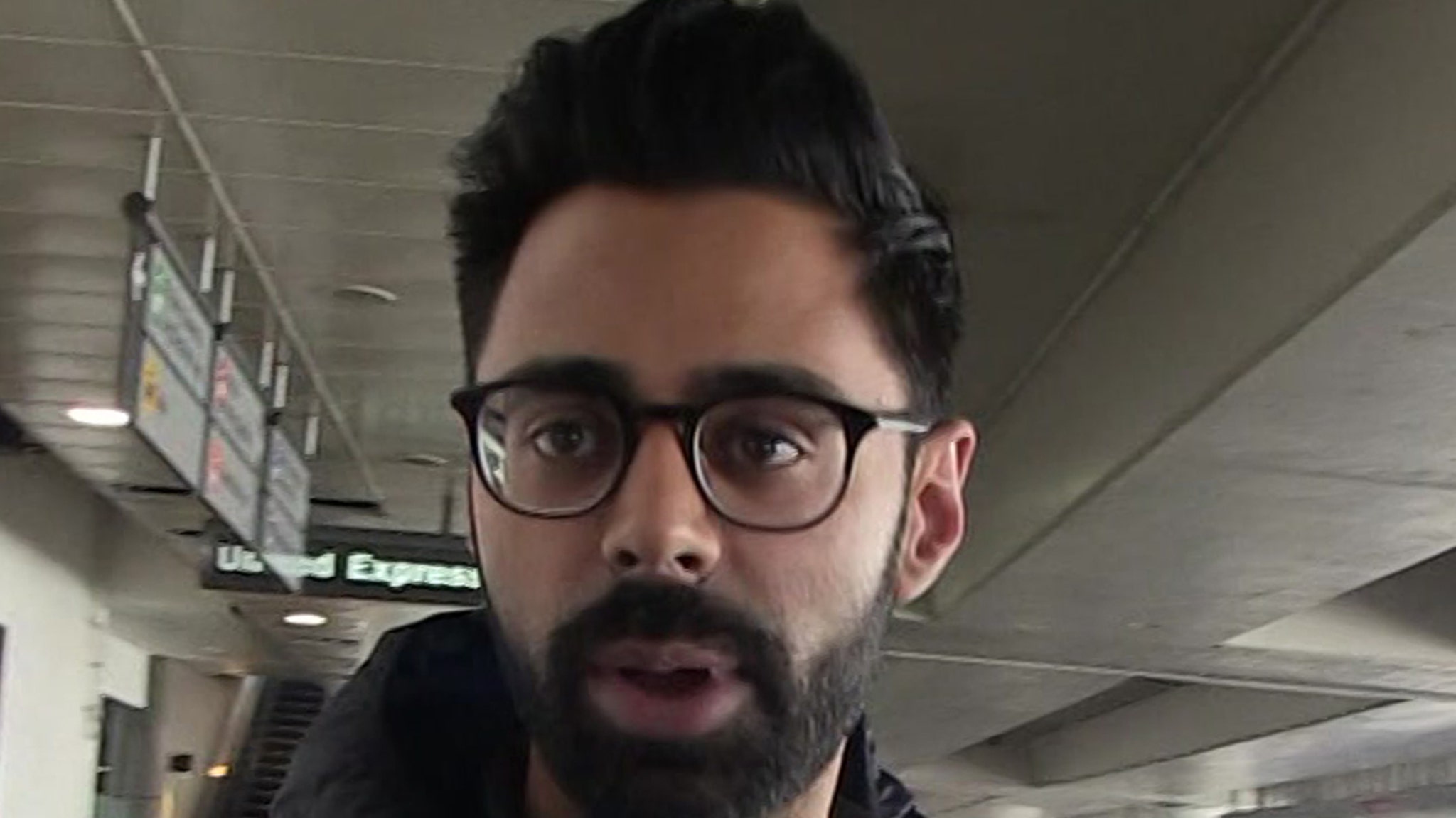 Hasan Minhaj se défend après avoir admis avoir inventé des histoires en stand-up