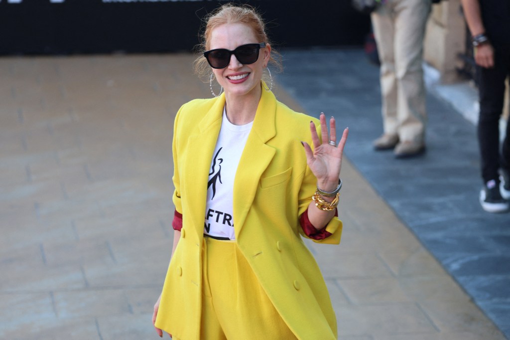 Jessica Chastain éblouit en costume jaune au Festival du Film de San Sebastian – WWD