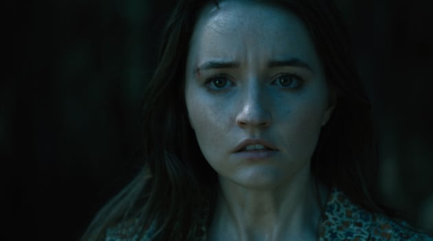 Kaitlyn Dever confrontée à des envahisseurs surnaturels dans le trailer du film Hulu