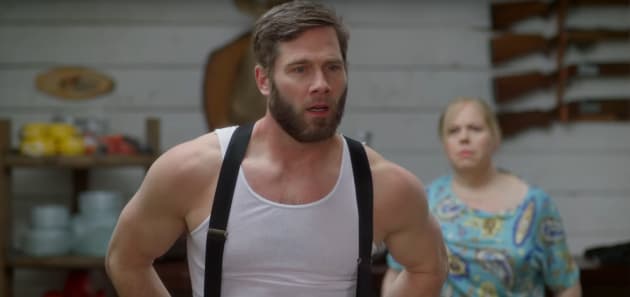 Kirsten Vangsness et Luke Macfarlane préparent un meurtre dans un premier aperçu exclusif d’Amish Stud : L’histoire d’Eli Weaver.
