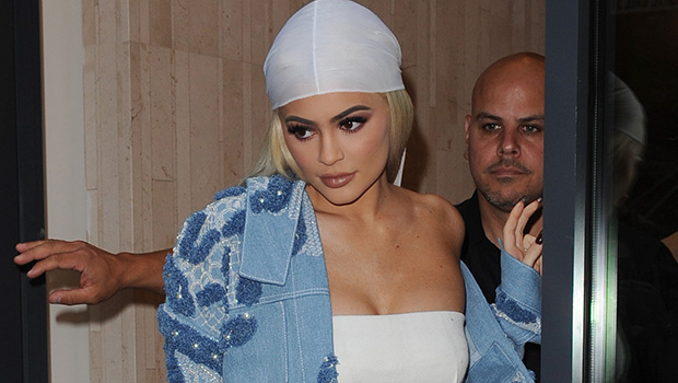 Kylie Jenner dévoile sa tenue sexy avec une veste en denim – Hollywood Life