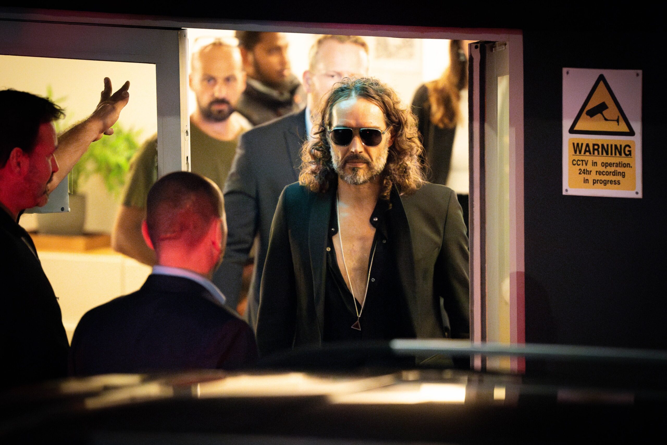 La monétisation de la chaîne YouTube de Russell Brand suspendue.
